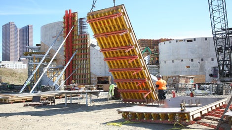 Because the radius of the National Veterans Memorial and Museum’s curving walls changes continuously, each form panel used on the project was unique.