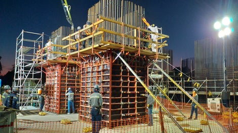 Columnas de gran dimensión para la estructura de soporte de las turbinas encofradas de manera sencilla y racional con el versátil sistema de encofrado LIWA.