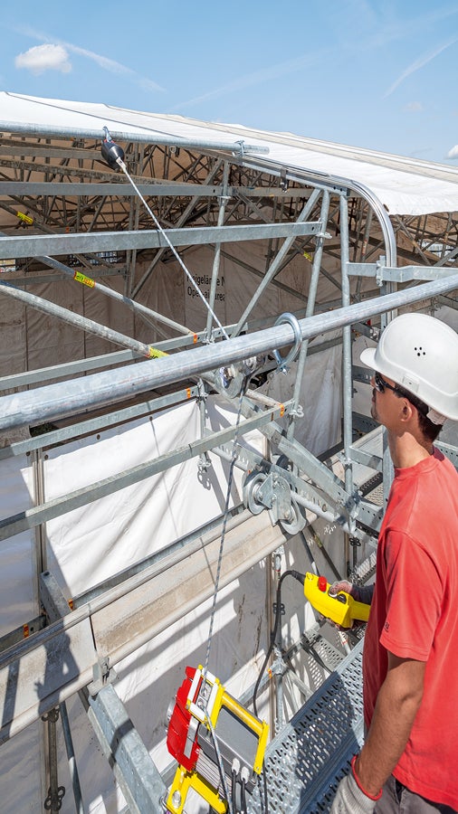 The proven Weather Protection Roof is supplemented by other components – including an electric motor for retracting the sheeting.