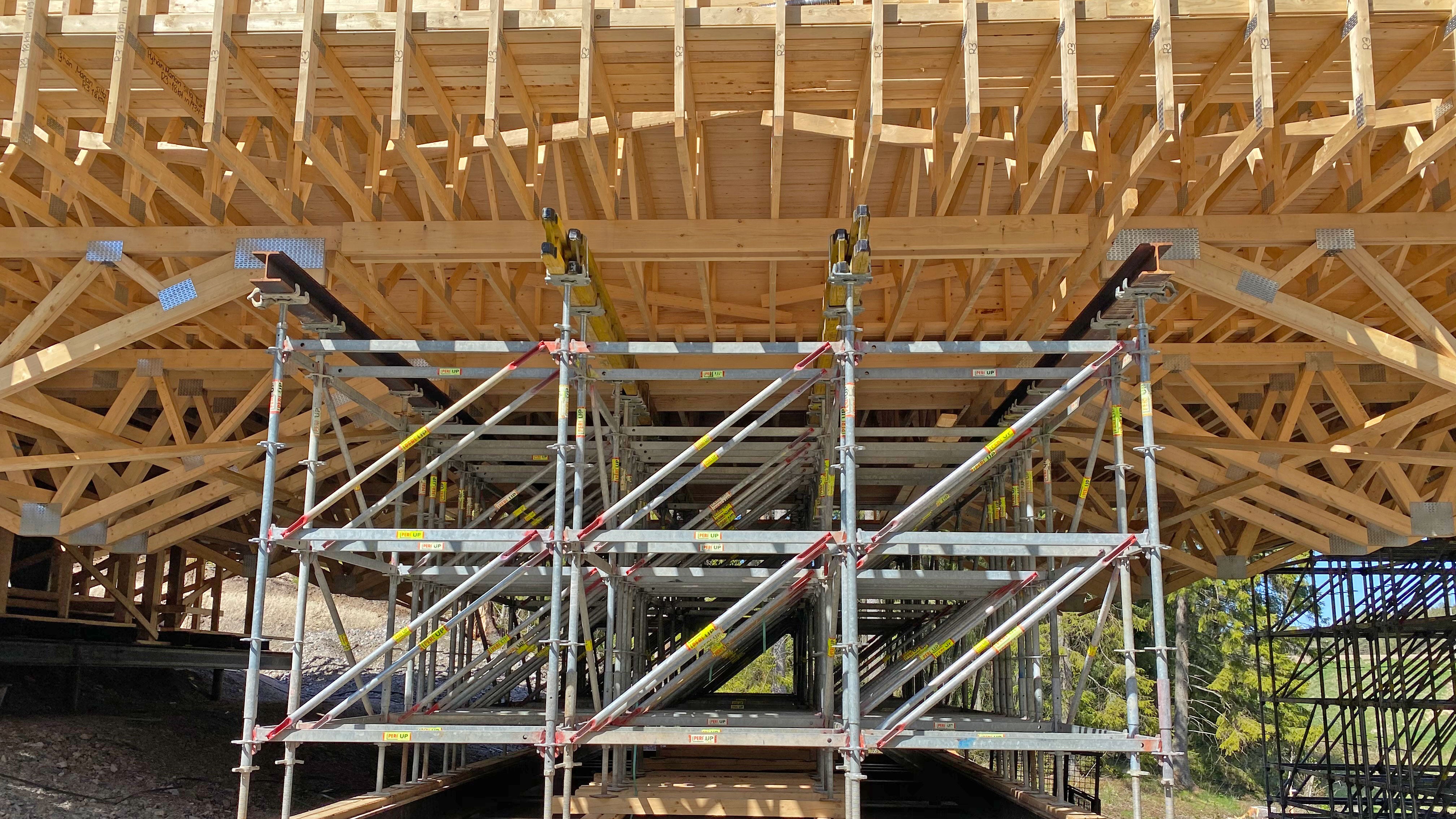 PERI UP Flex-tuennan edut yhdistyvät Sepan kehittämään, sillan pituussuuntaiseen ristikkorakenteeseen.