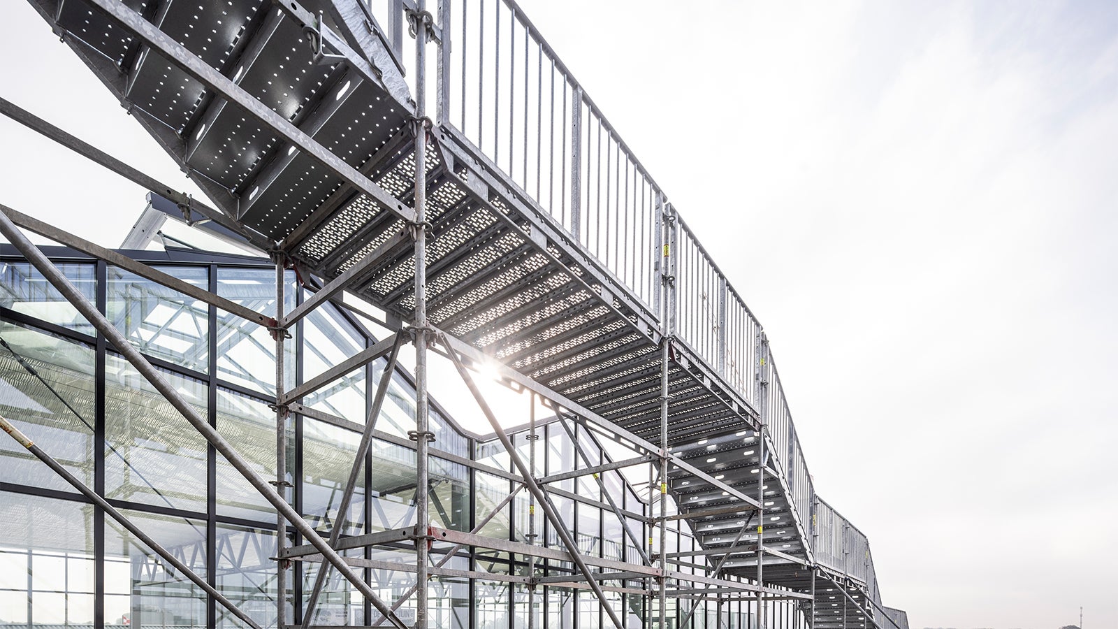 Omdat het een publiekstoegankelijke constructie betreft zijn de trappen afgewisseld met rechte tussendelen.