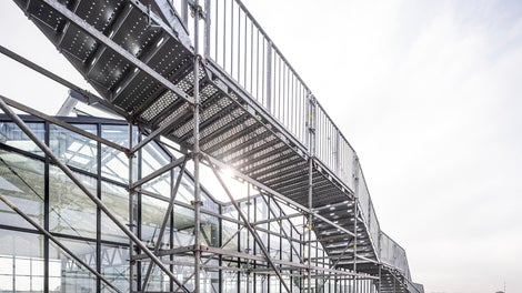 Omdat het een publiekstoegankelijke constructie betreft zijn de trappen afgewisseld met rechte tussendelen.