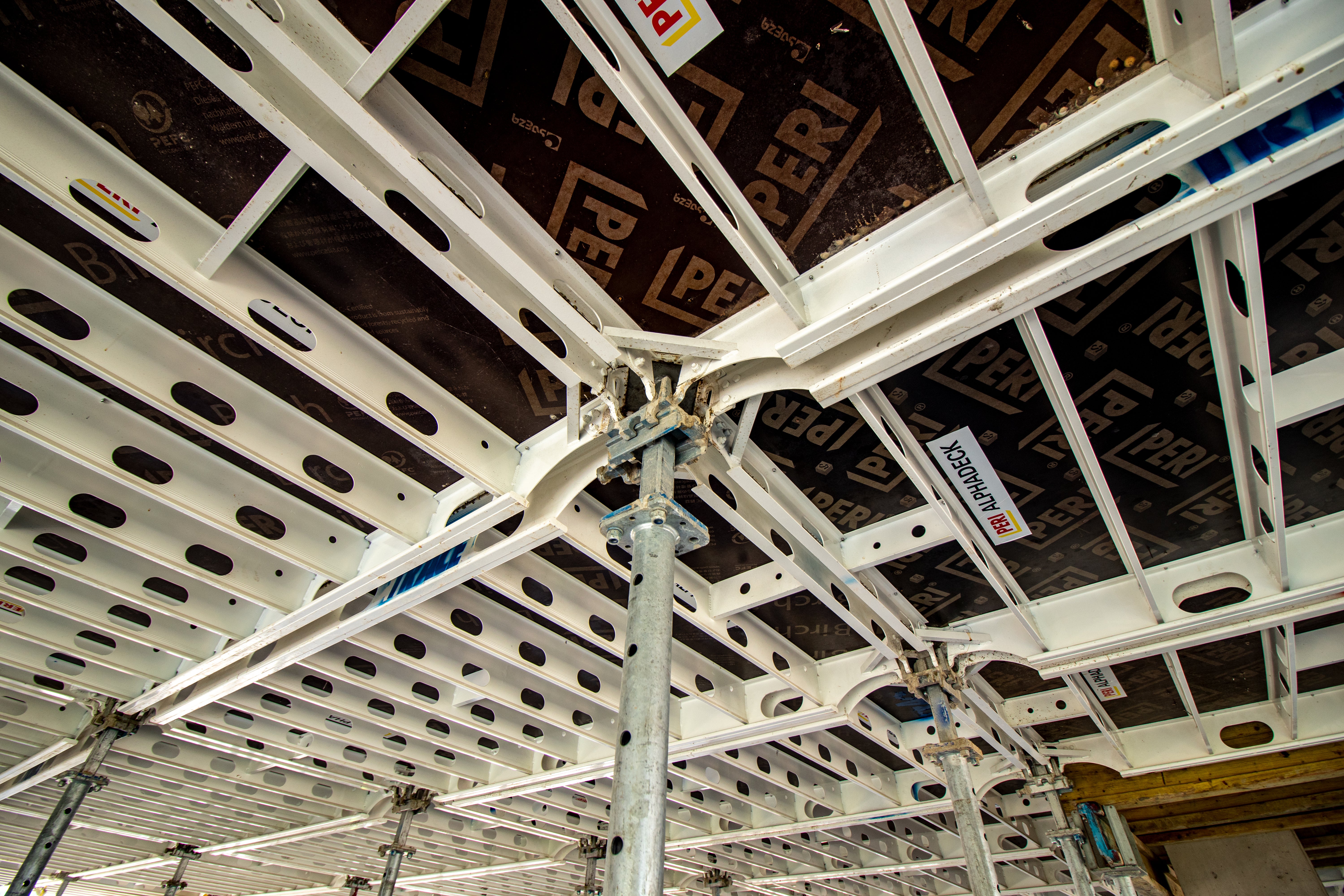 Ранно декофриране, благодарение на падащата глава - това позволява максимална използваемост на кофража