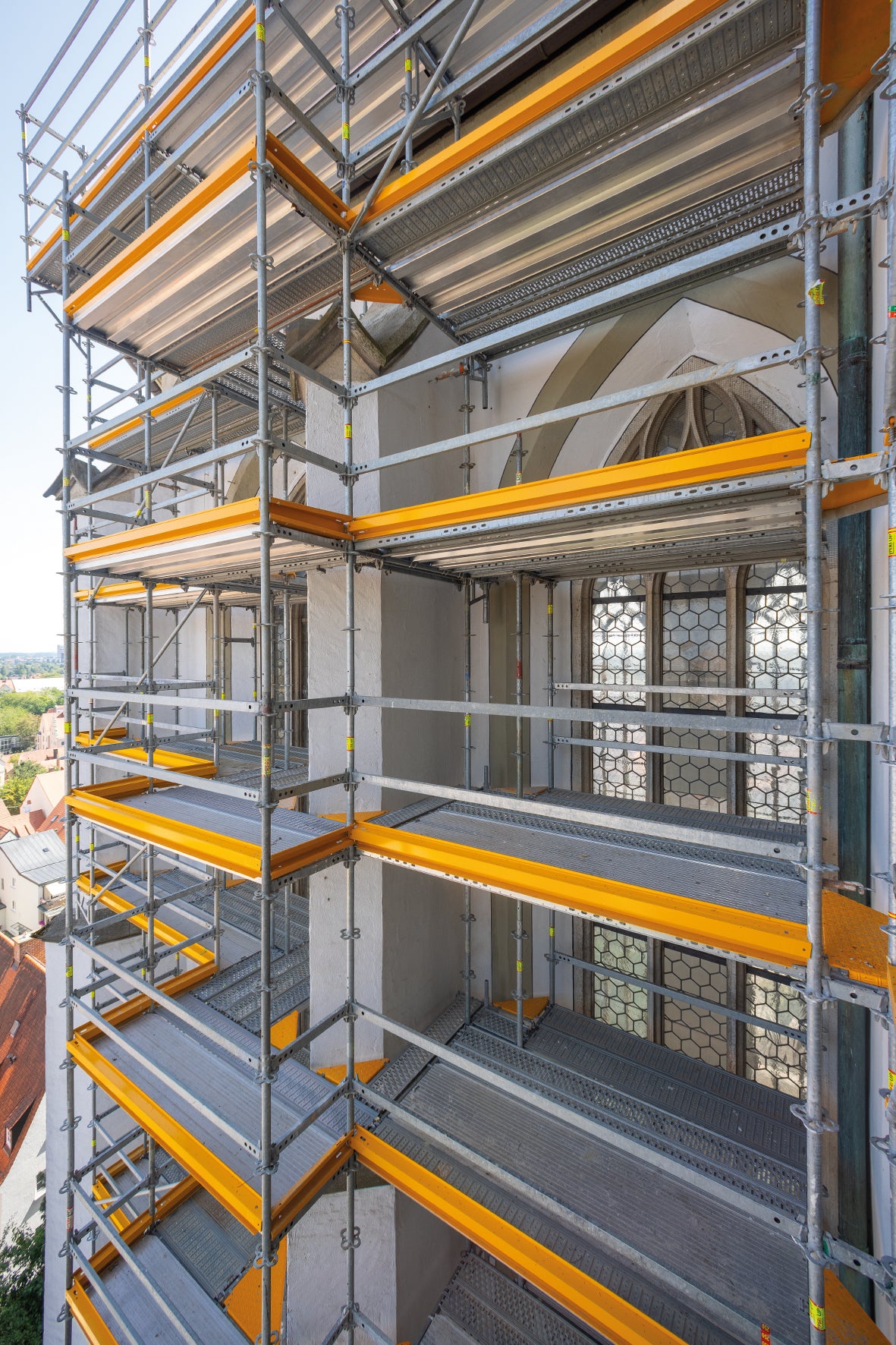Das metrische PERI UP Grundraster erlaubt geometrische Anpassungen an das Kirchenbauwerk in 25-cm-Schritten mit Systembauteilen – für sichere, ebene Arbeitsplätze ohne Stolpergefahr.