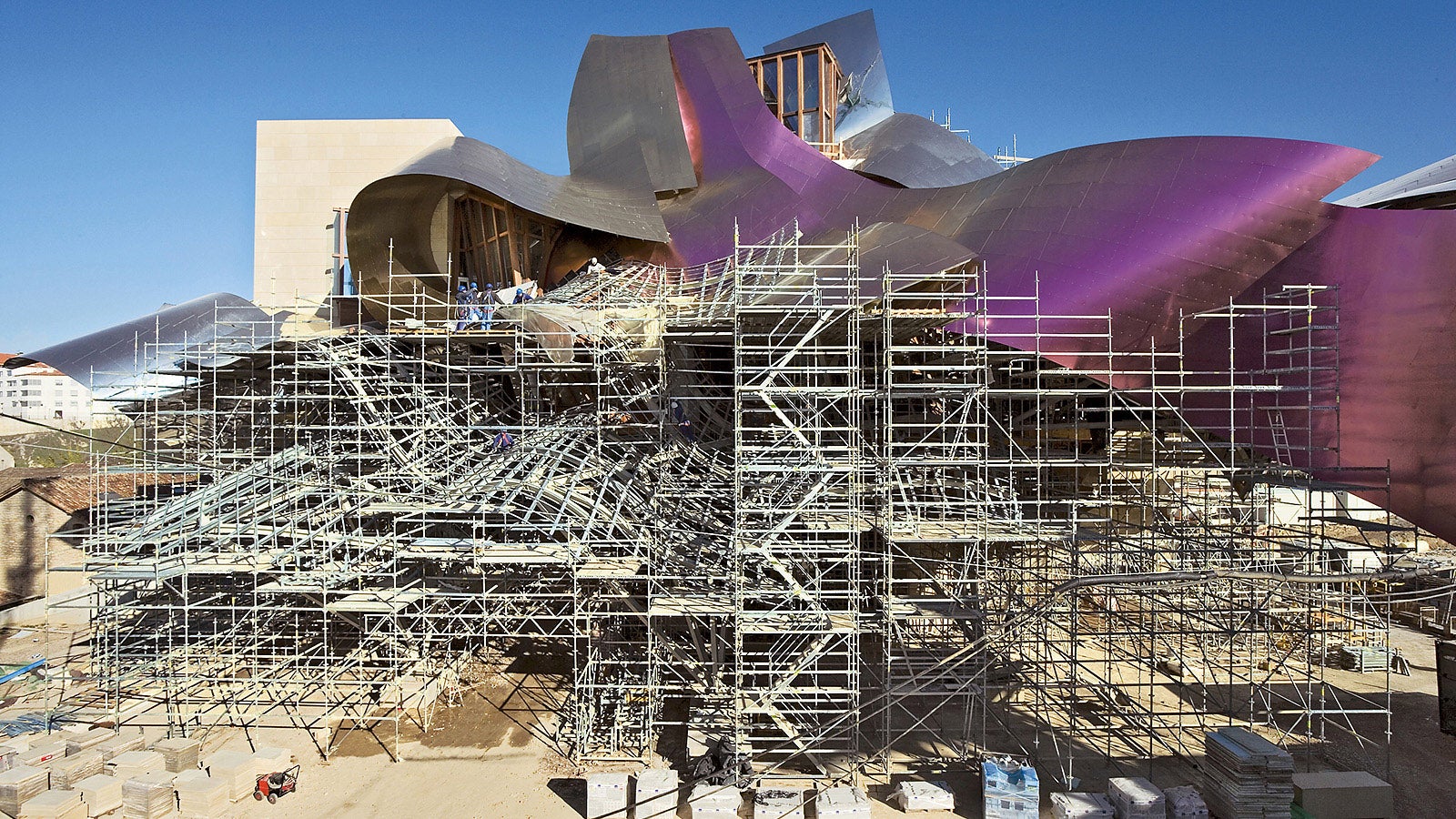 Designed by Frank O. Gehry, the building complex consists of several cuboids pushed into each other and an almost free-floating roof skin made of titanium.