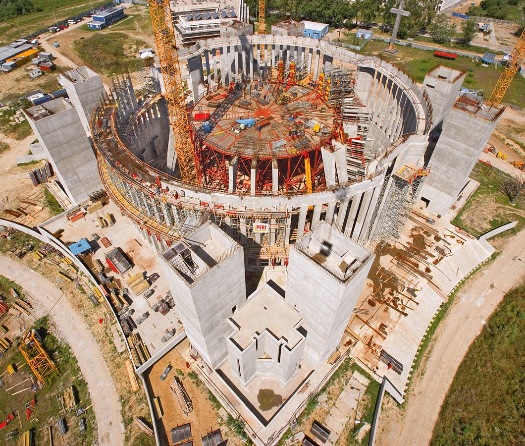 The construction of the tempel consists of reinforced concrete frames arranged in circle on a base area in the form of a Greek cross – a cross with four equally long arms.