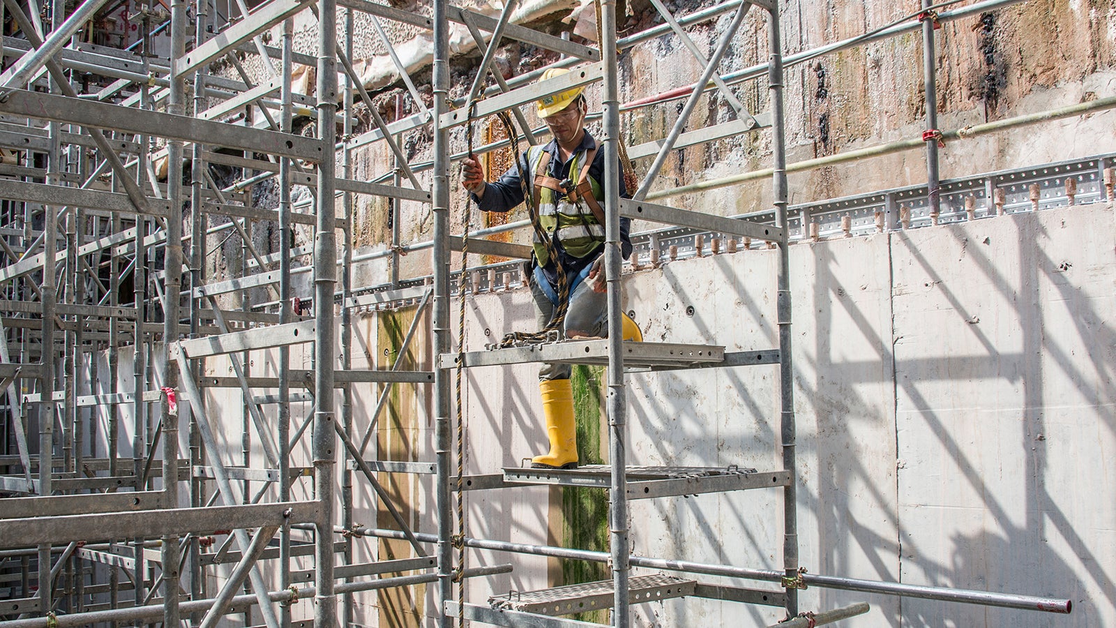 PERI UDI Decks are used for workers to have an easy access