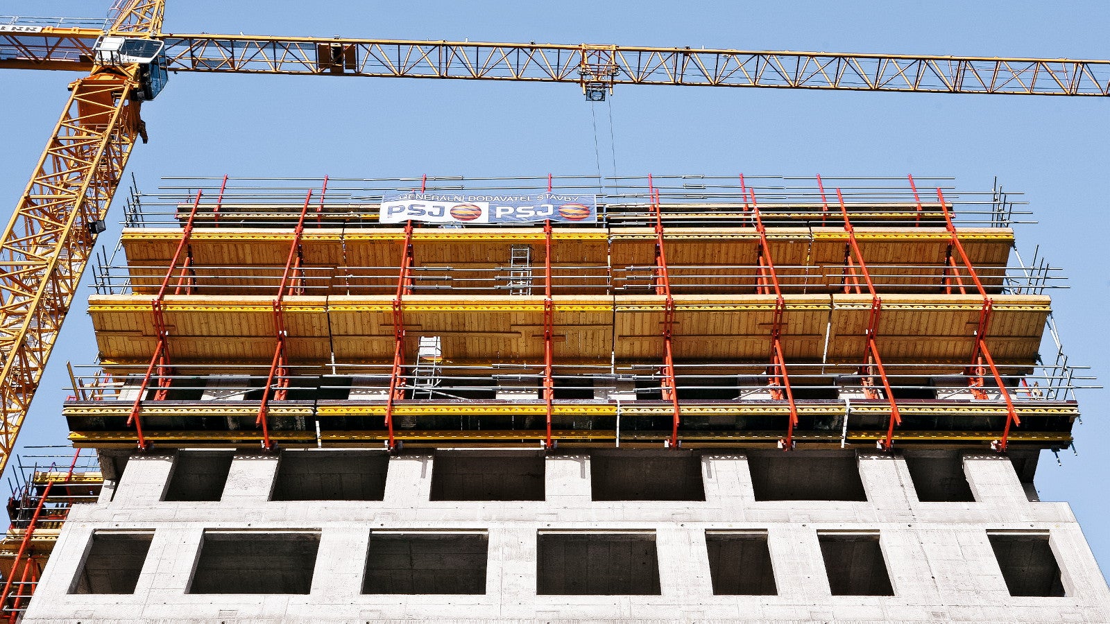 Nosníkové bednění VARIO GT 24 pro vytvoření obvodových stěn posouvané na lávkách šplhavého systému RCS.