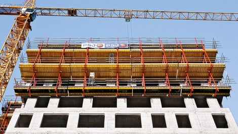 Nosníkové bednění VARIO GT 24 pro vytvoření obvodových stěn posouvané na lávkách šplhavého systému RCS.