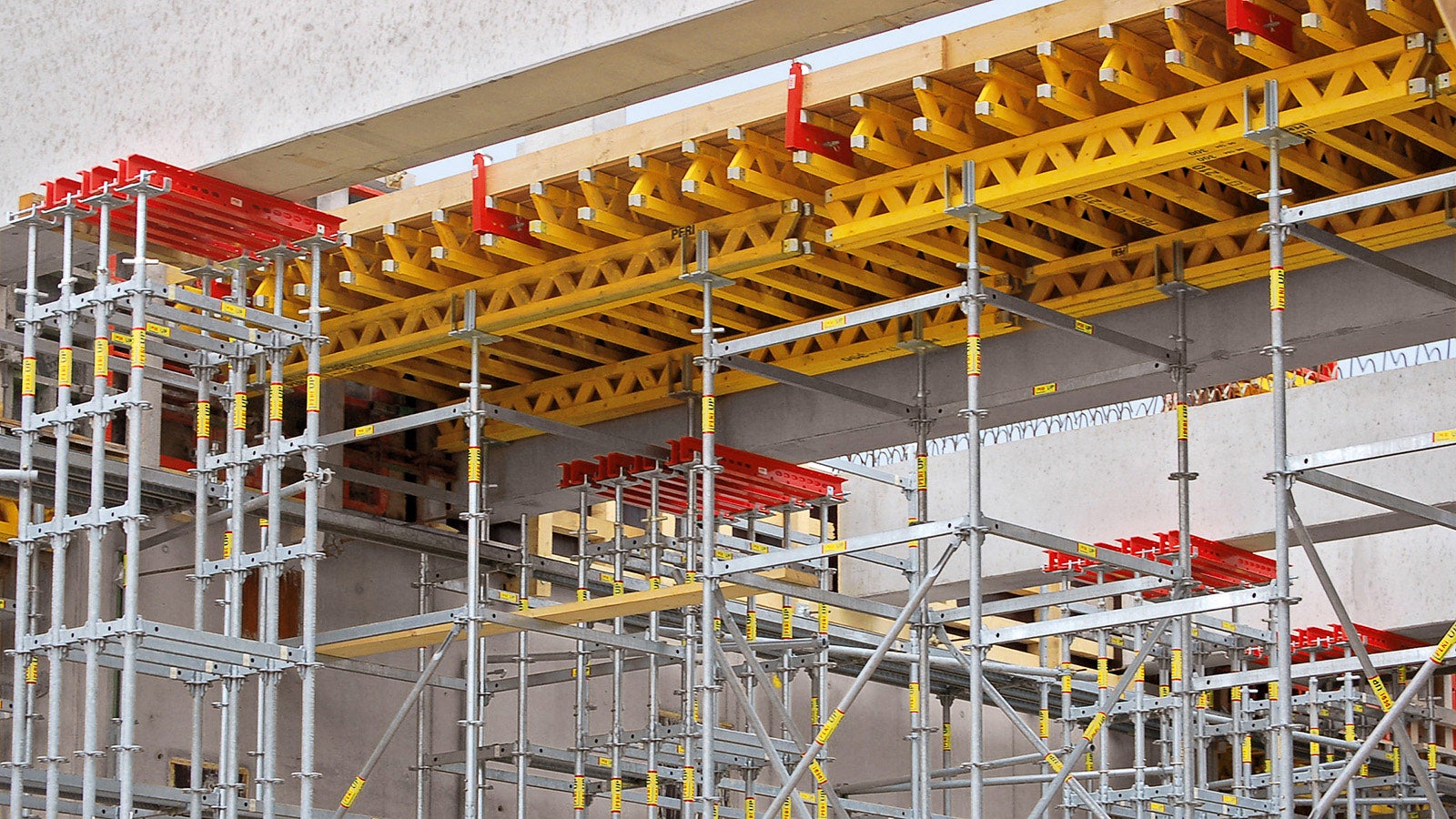 Modular PERI UP shoring solution providing temporary support for the 17.5 t pre-fabricated beams.