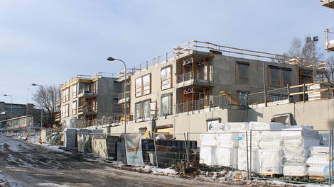 Alumiiniset MULTIPROP-holvituet toimivat tukina parvektuennoissa.