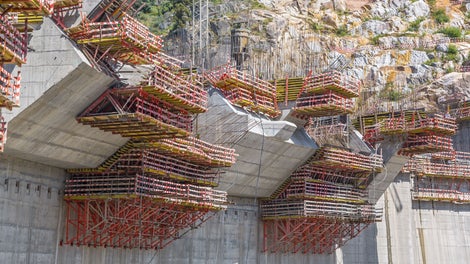 An extremely complex formwork and falsework design is required for the dam's overflow system. PERI's engineers devised a concept based on the system components of the VARIOKIT Engineering Construction Kit, the SB Brace Frame and various falsework elements. The solution was especially cost-effective as all these components are available in the PERI rental park.