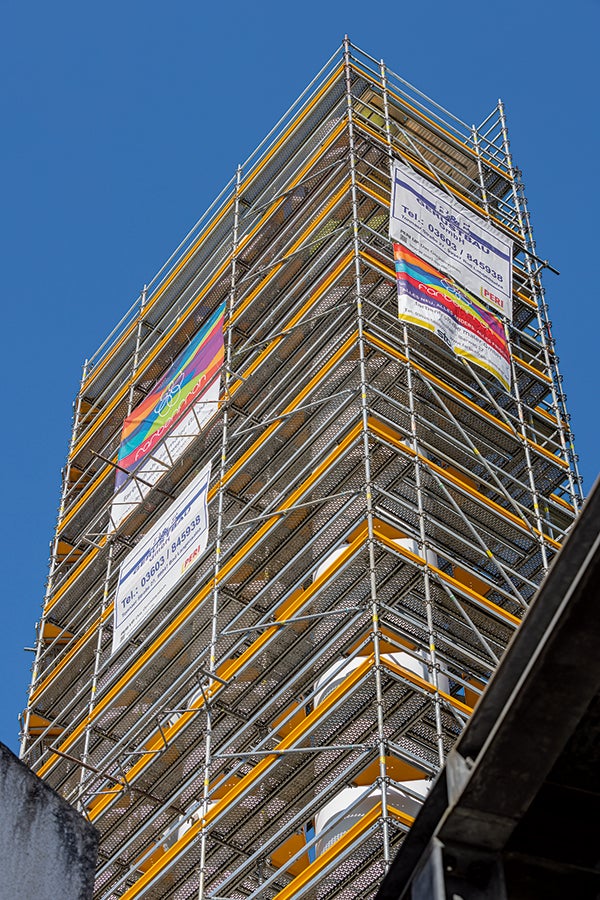 Für die Neubeschichtung wurden die 30 m hohen Schornsteine mit PERI UP eingerüstet.