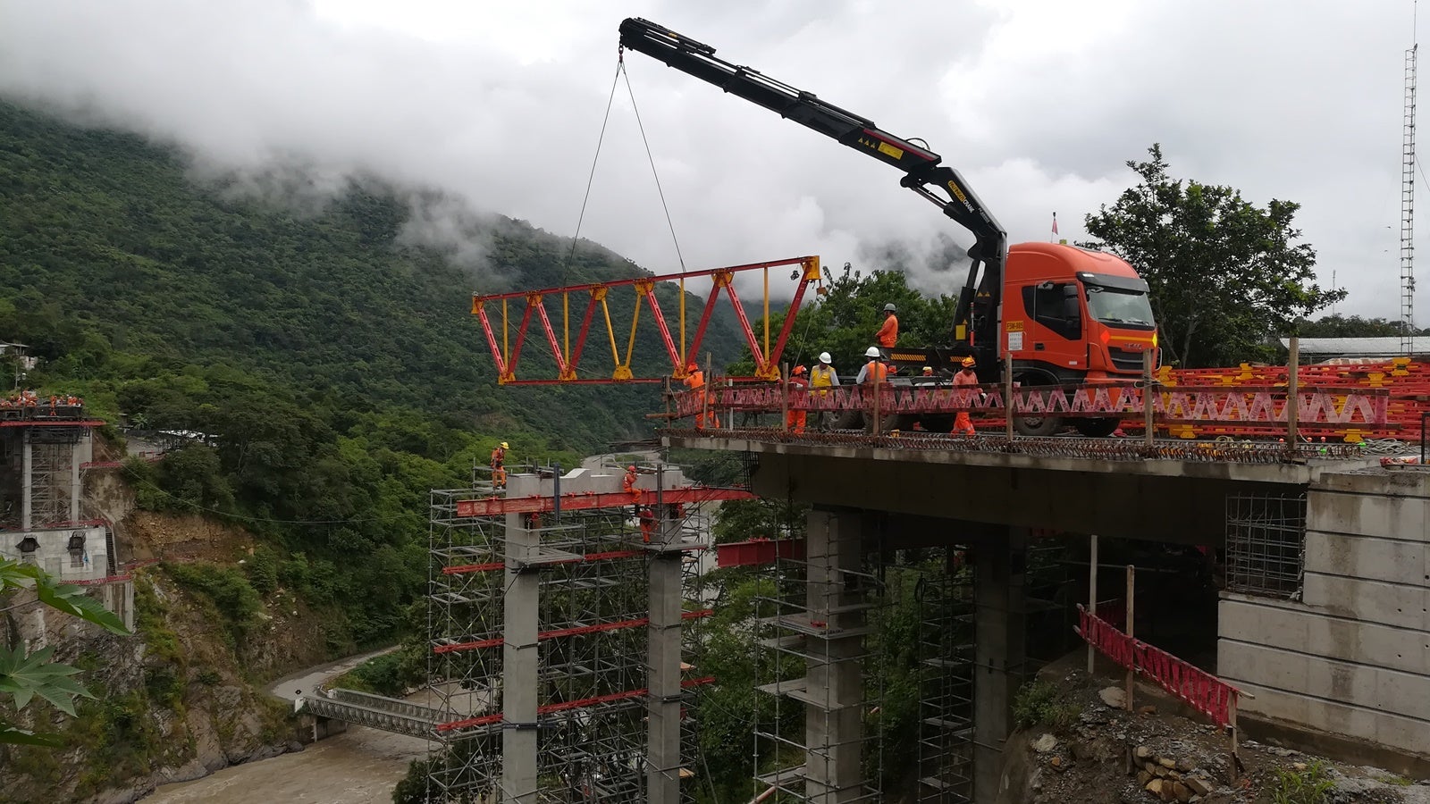 Puente Maranura - instalación del sistema Alphakit