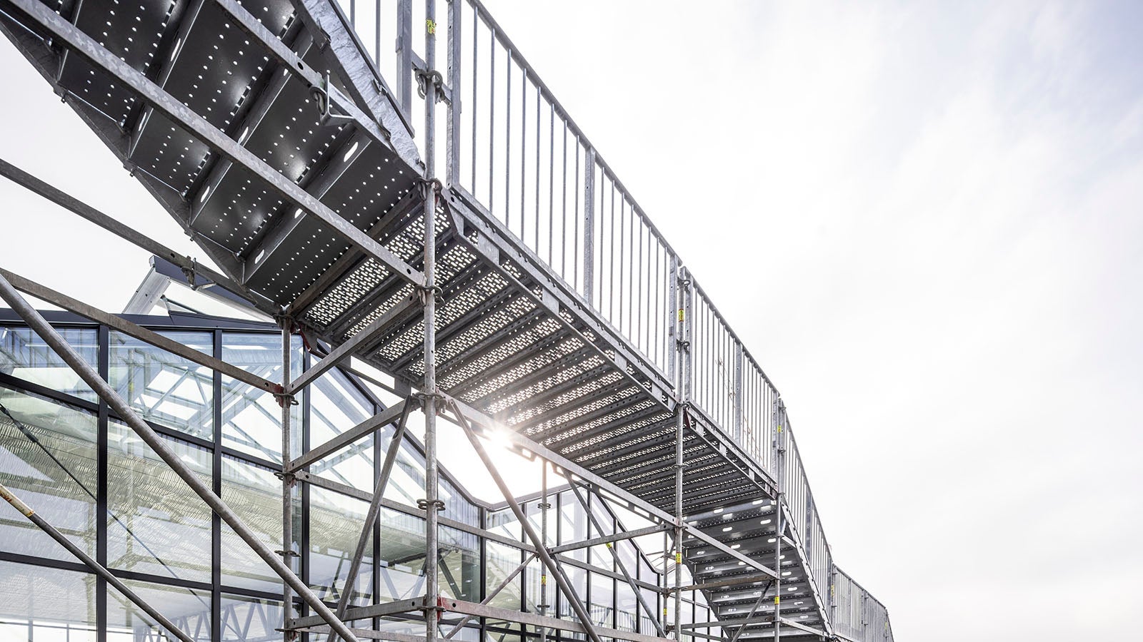 Für den öffentlichen Zugang verfügt die PERI UP Public Treppe über gerade Zwischenabschnitte für zusätzlichen Komfort. (Foto: PERI SE)<br/>