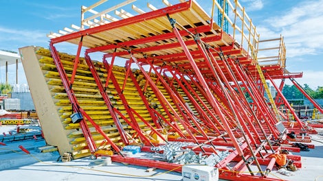 The external formwork was installed with a significant overhang at a height of 13.5 metres. Consequently, a huge frame system was required for each panel arrangement.