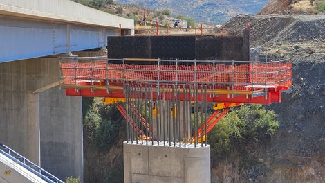 The side forms operate independently from the VPS Soffit System, providing several advantages: the ability to select any side forms to meet various finish requirements and a reduction in labor by allowing the side forms to be cycled ahead of the soffit.