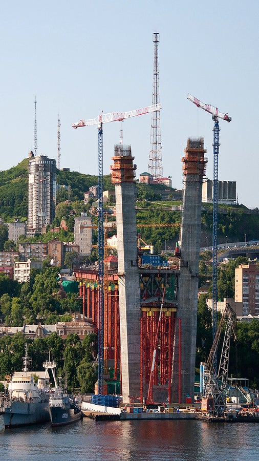 Для строительства двух пилонов П-образной формы, высота которых составляет 225 м, была использована самоподъемная система ACS