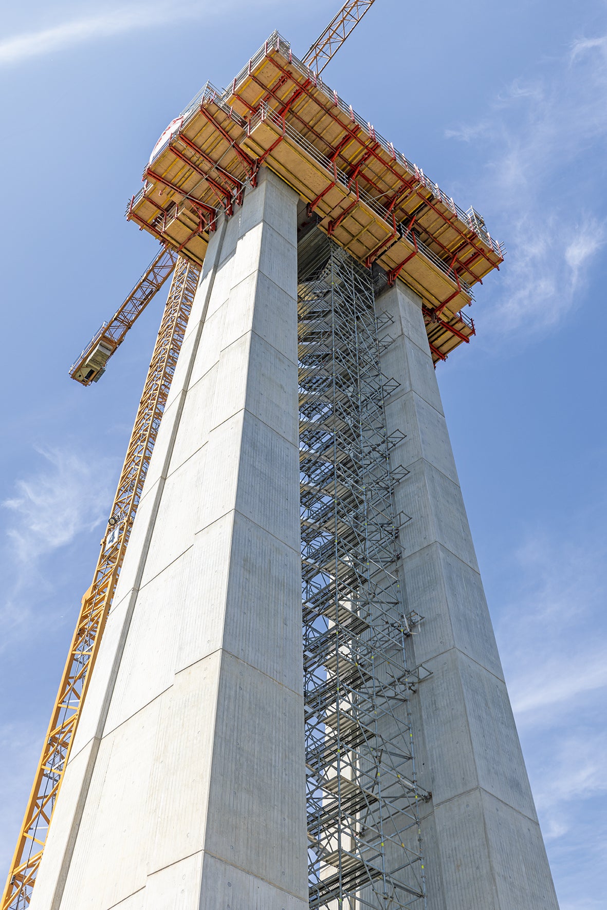 Mithilfe der PERI Baukastensysteme PERI UP, SCS und VARIOKIT wachsen die Doppelpfeiler einschließlich der Hammerköpfe in bis zu 60 m Höhe.
