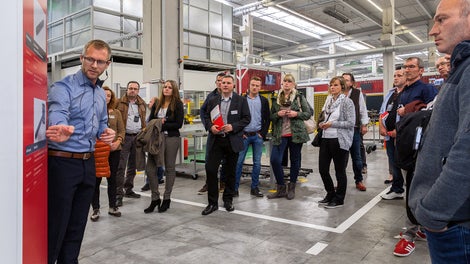 PERI customers and interested parties used the official opening ceremony to take a closer look at the new production facility. Guided tours of the plant offered an insight into production processes and quality assurance, among other things.