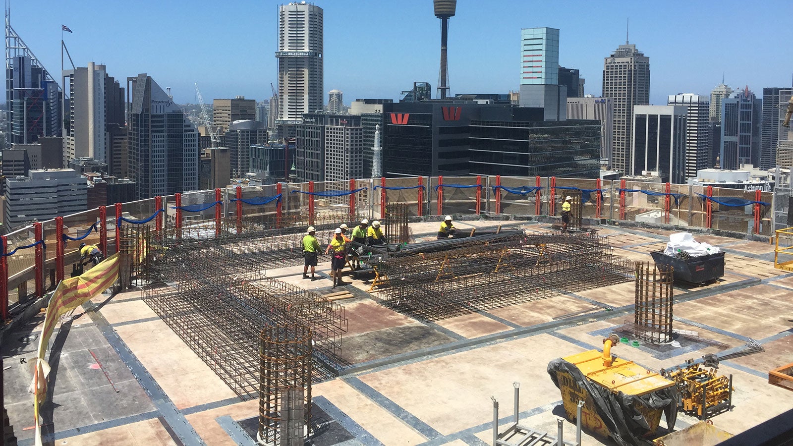 Over 700 linaer metres of PERI LPS enclosure secure and accelerate construction work on the three high-rise towers - up to the final height of 217 m.