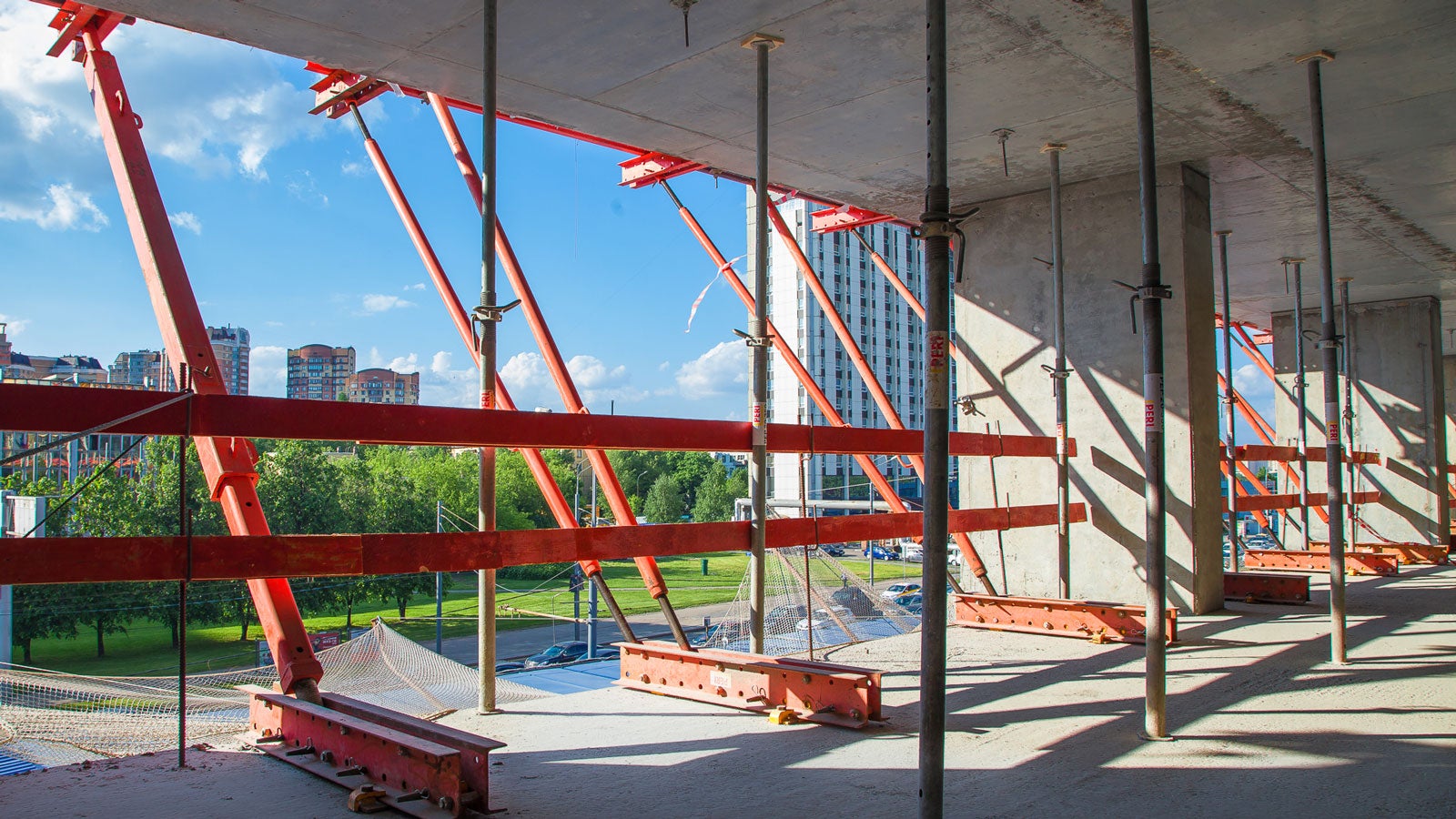 Платформы, на которые установлены несущие башни ST 100, опираются на шпиндели системы VARIOKIT. Несущая способность этих шпинделей – 16 тонн независимо от выдвижки. Более того, использование шпинделей такой несущей способности обеспечило безопасность на площадке, а также оптимизировало объем используемого материала и время его монтажа.