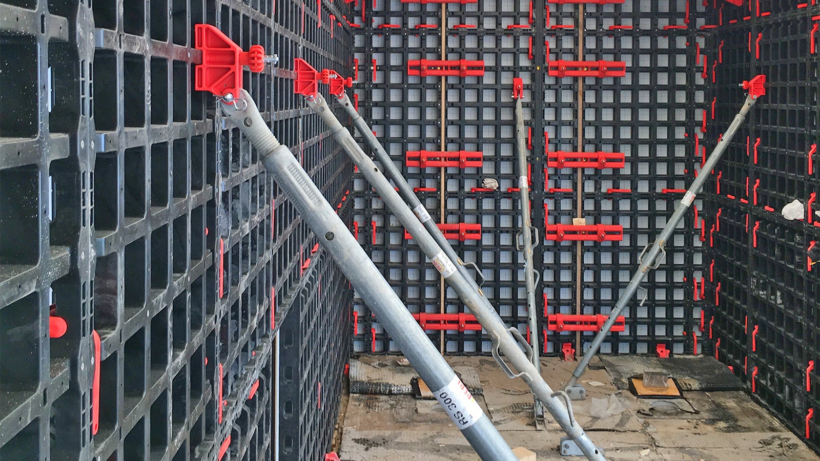 DUO-monikäyttömuotti toimi seinämuottina REDIn kauppakeskuksen päällä, Loiston alimmissa kerroksissa, jotka rakennettiin sääsuojan alla.