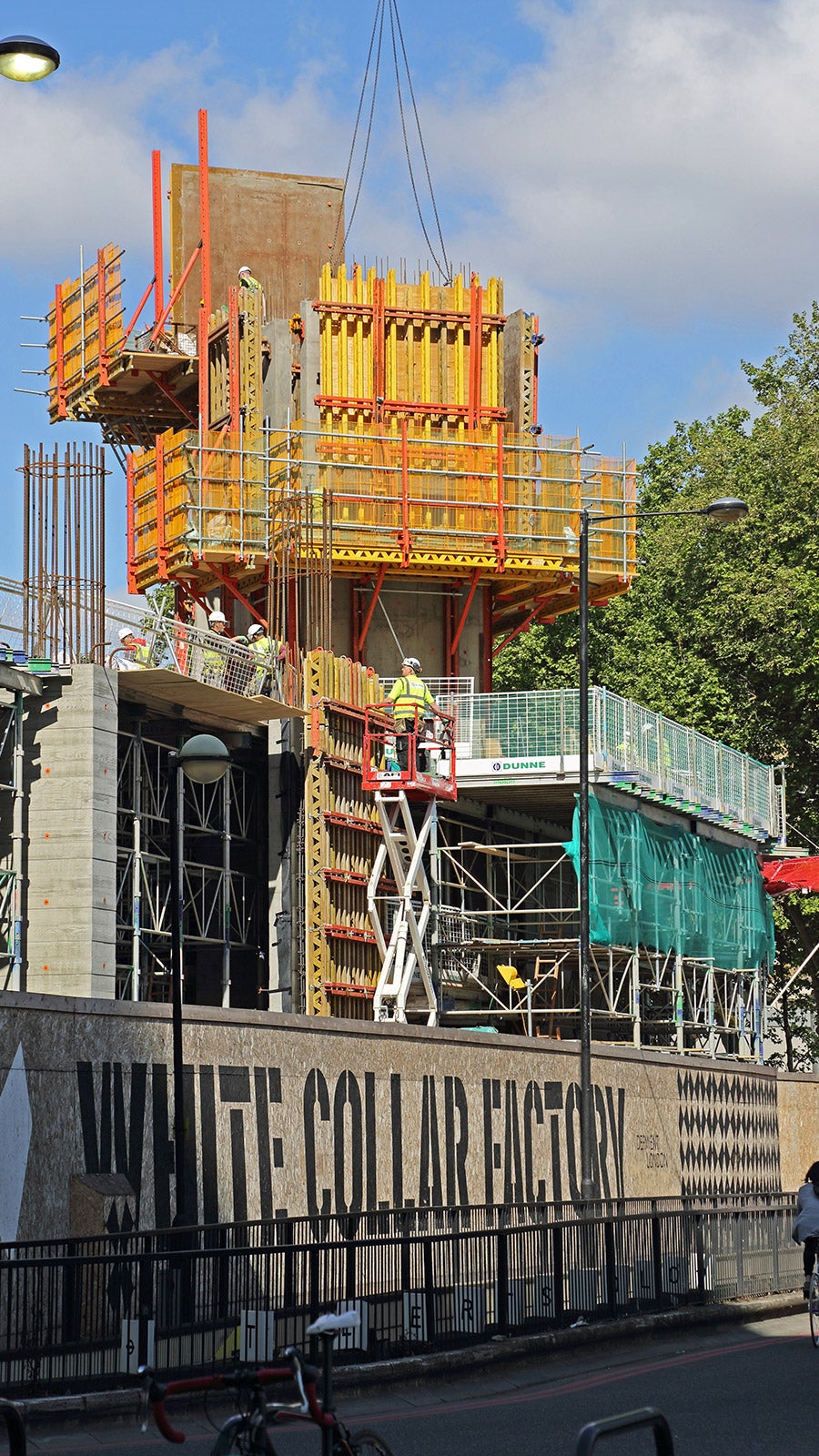 VARIO is a Girder wall formwork system and can with-stand high concrete pressures. Bespoke specifications can be designed. VARIO Column formwork was used to construct the 8m high perimeter walls.