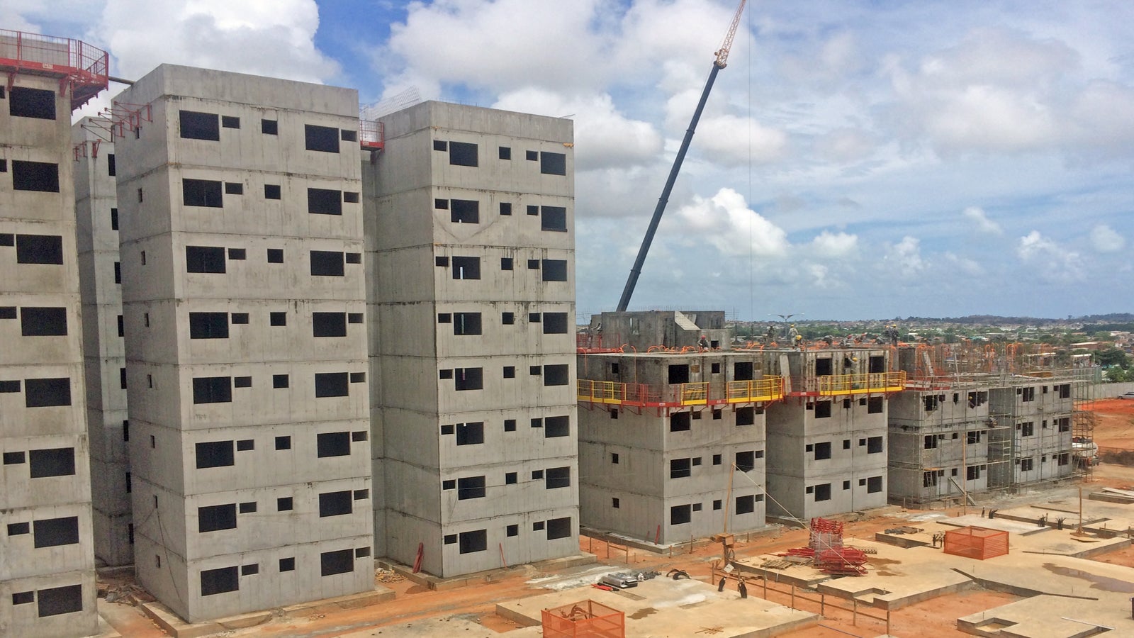 Unidades habitacionais em paredes de concreto executadas sistema de formas UNO, as formas garantem uma boa qualidade de acabamento, com concretagem diárias.<br/><br/>