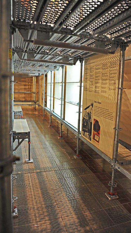 Скамейки для отдыха также были собраны из элементов системы PERI UP Flex и листа фанеры.