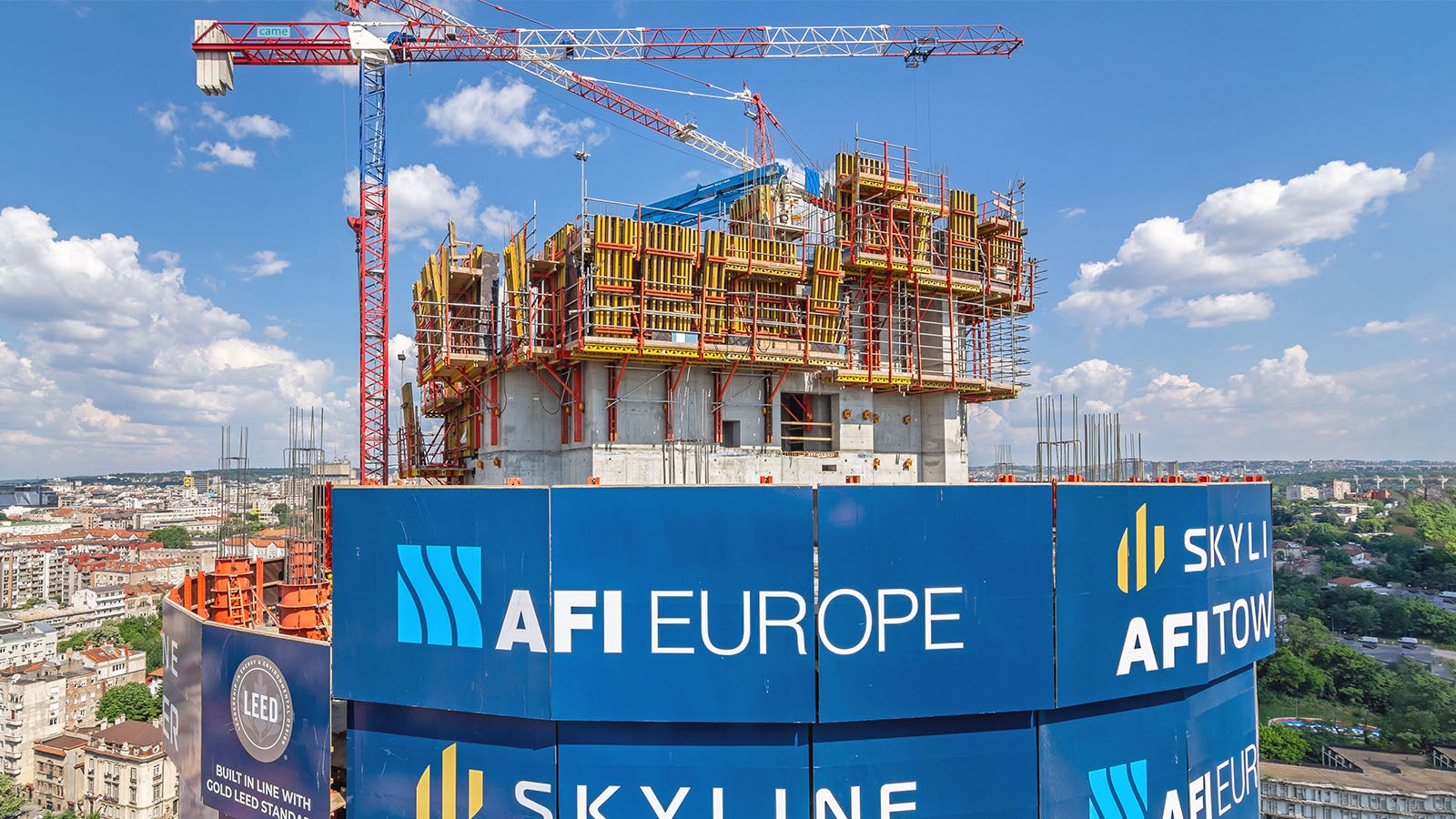 Za izgradnju poslovnog tornja visine 132 m korišćena je penjajuća oplata koja se sastojala od elemenata RCS sistema podizanja po šinama u kombinaciji sa VARIO VT zidnom oplatom od drvenih nosača kao i DOMINO panelnom oplatom. 