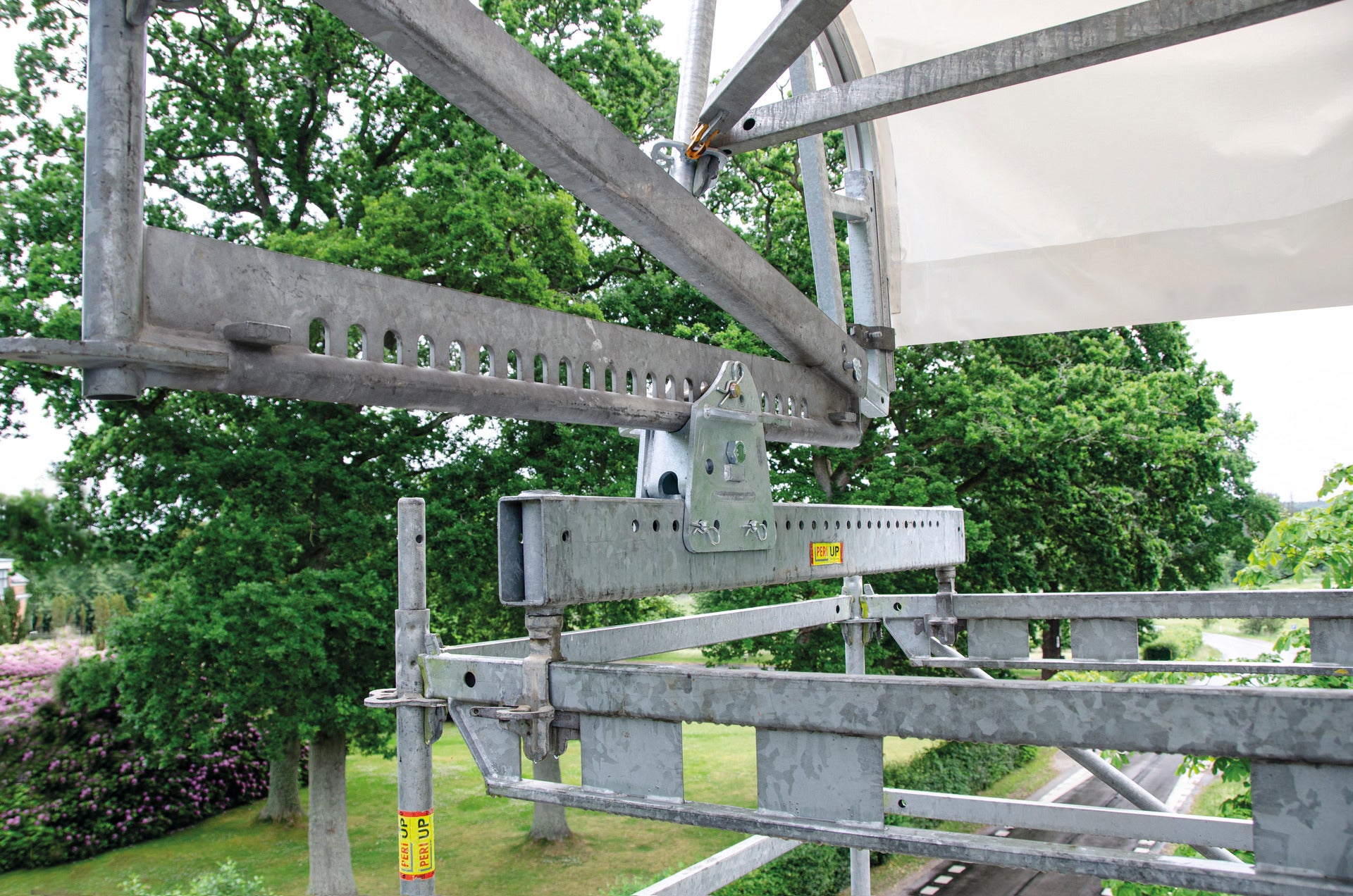 Das bewegliche Auflager ermöglicht Ihnen eine flexible Anpassung des PERI UP Wetterschutzdaches für kleine und mittlere Spannweiten an verschiedene Dachgeometrien. Dadurch ist es unabhängig von der Unterkonstruktion. Die Montage erfolgt ohne Kupplungen und Gitterträger.<br/>