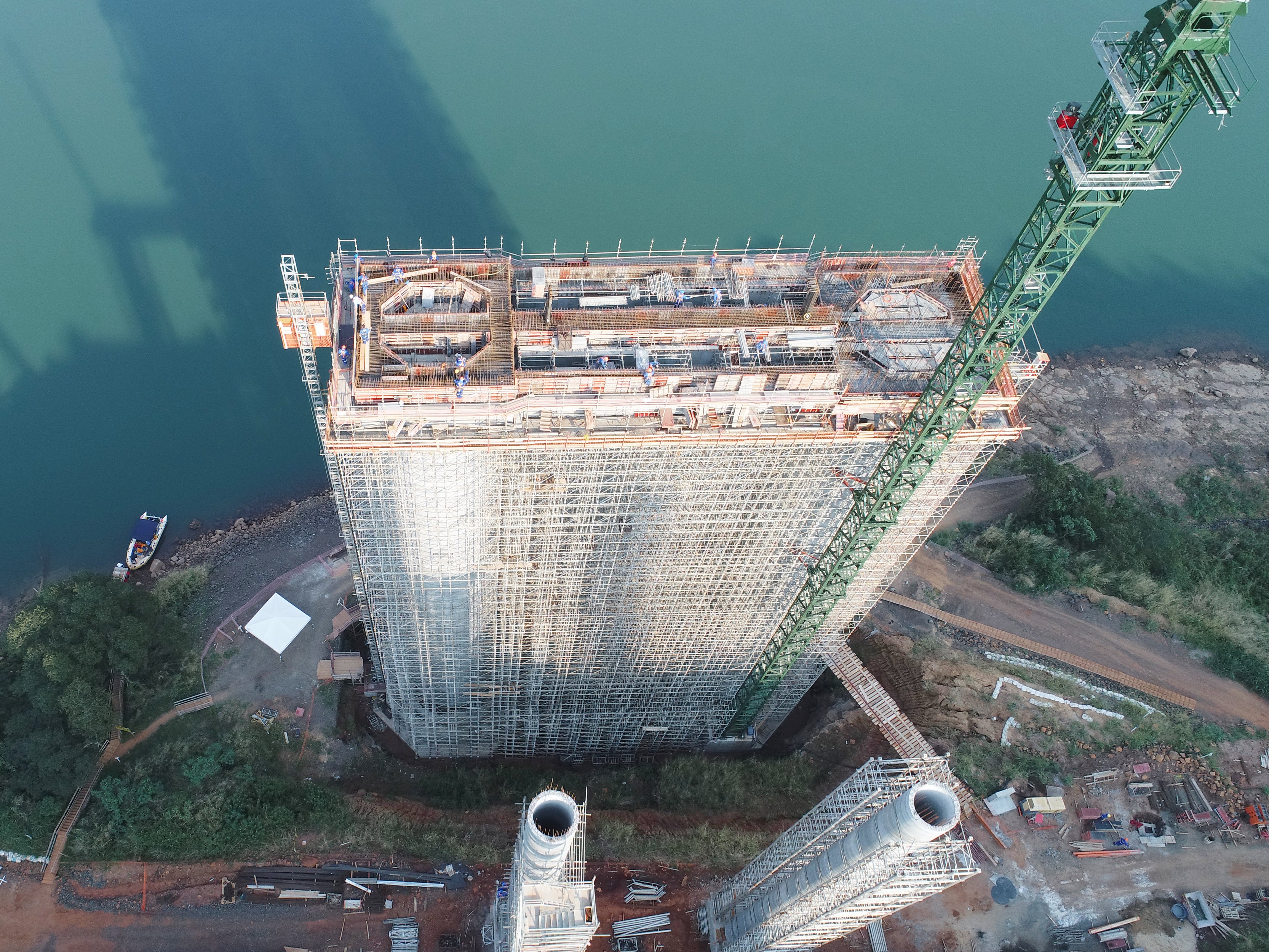 Na mesoestrututra usamos o PERI UP, para fornecer uma solução ágil e segura para o acesso ao pilar do mastro que possui 60 metros de altura. 