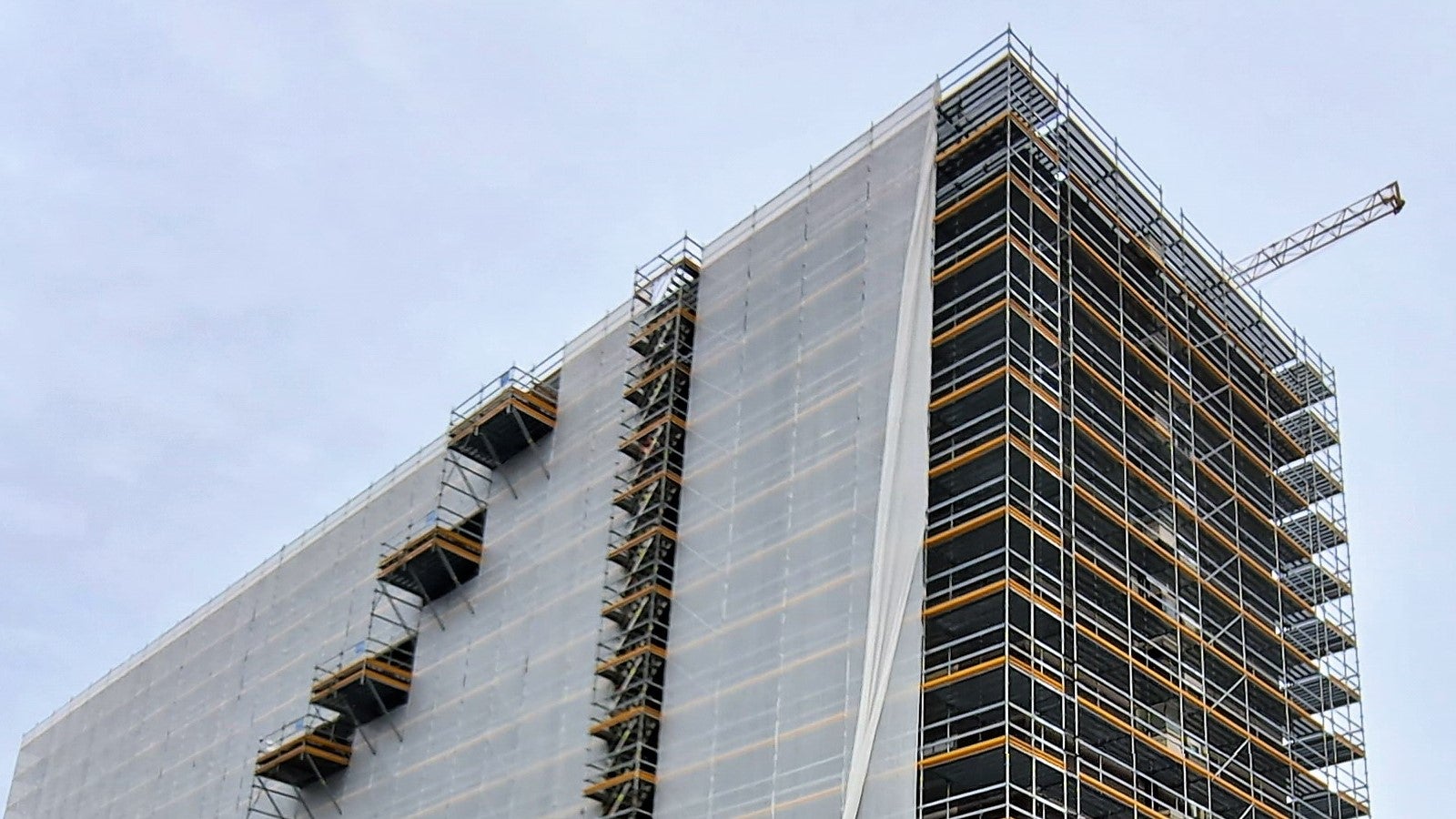 Sono stati assemblati in modo veloce oltre 11.000 mq di ponteggio di facciata, resa complessa da numerosi balconi in aggetto. 