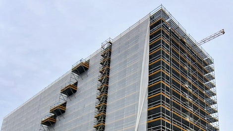 Sono stati assemblati in modo veloce oltre 11.000 mq di ponteggio di facciata, resa complessa da numerosi balconi in aggetto. 