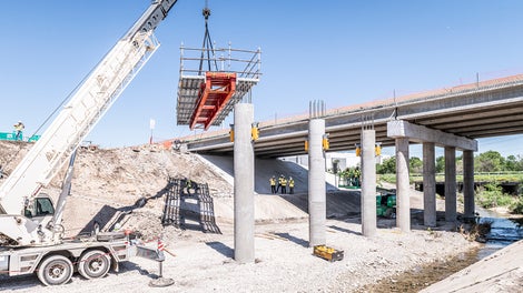 Da die VARIOKIT Speed Stage (VSS) vollständig ausgerüstet und direkt in Position gebracht wird, während das Ausschalen von oben erfolgt, kann das das Baustellenpersonal sicher arbeiten.