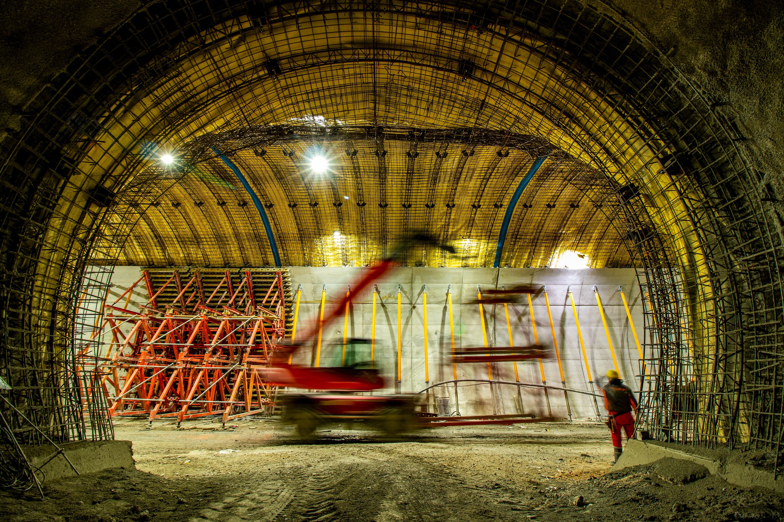 Такт от бетонирането на кривата на тунелното сечение със система VARIO, рамки за едностранен кофраж за тежко натоварване SB и подпори MULTIPTOP 