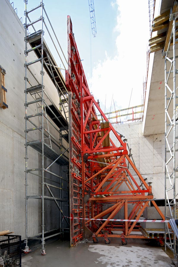 Gotowa jednostka deskowania jednostronnego PERI TRIO/SB, gotowa do przetaczania całości.