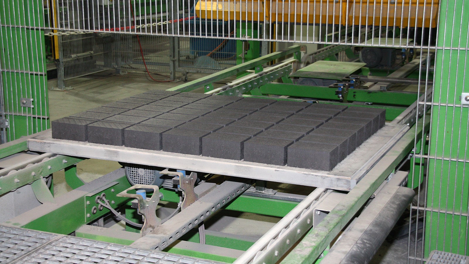 The Pave production pallets offer a high load-bearing capacity with low net weight due to the extremely stable multiplex construction.