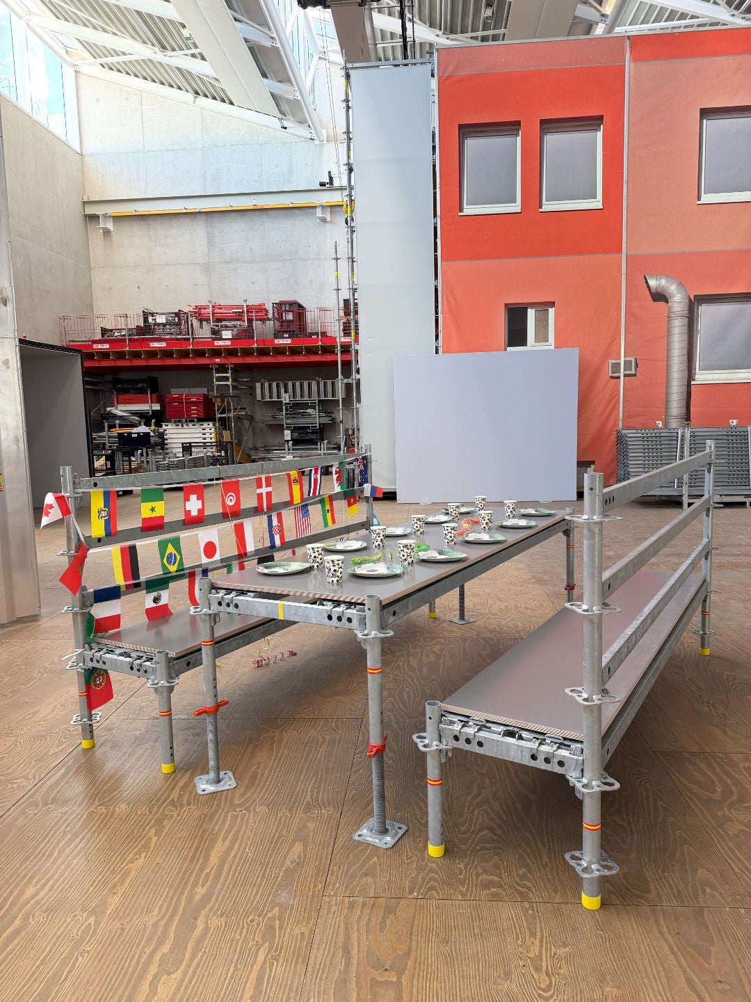 Essen, trinken und gemeinsam jubeln: An Tisch und Bänken aus PERI UP Kernbauteilen findet das Fanleben seinen Platz. Als stabile Alternative zur klassischen Biertischgarnitur sind sie nicht nur zur WM ideal, sondern auch später vielseitig im Pausenbereich einsetzbar.