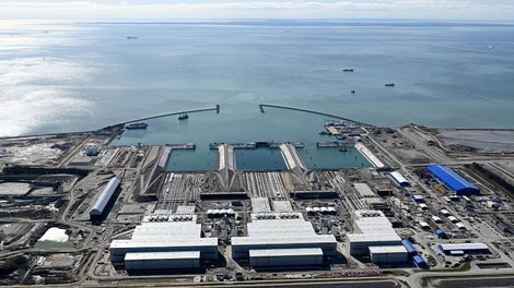 Nach der Herstellung der Segmente werden diese auf dem Meer transportiert und an ihrem endgültigen Platz abgesetzt.<br/>(Foto: Femern A/S)