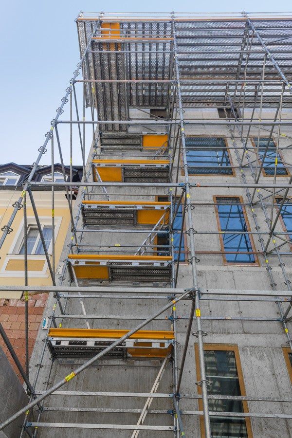 Součástí konstrukce bylo i výstupové pole ze systému PERI UP Rosett Flex s žebříky.