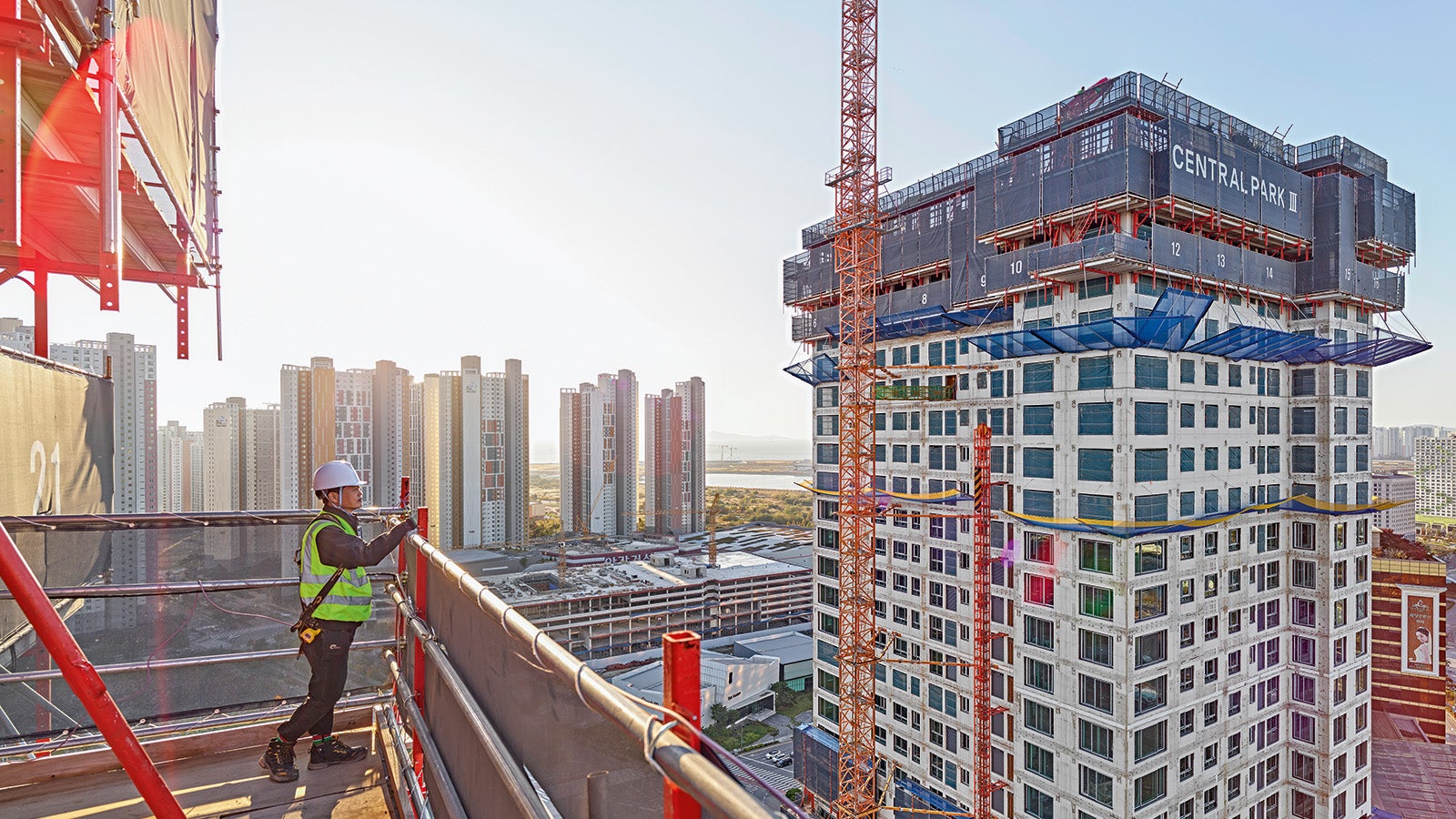 With RCS MAX, you can achieve an expedited construction process with greater productivity through shorter climbing cycles due to simultaneous climbing of several platforms