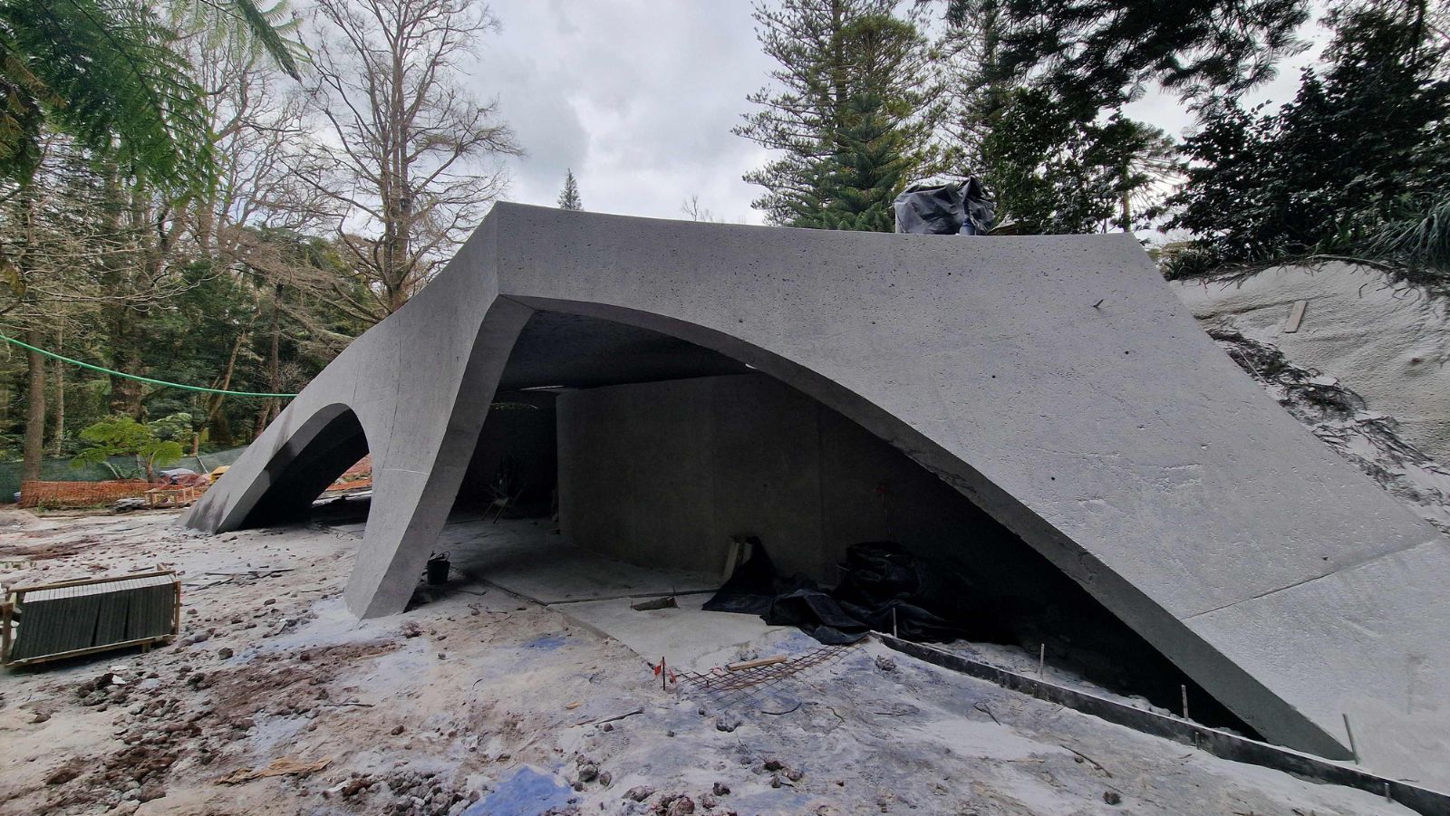 Cofragem para a realização de muros de dupla curvatura