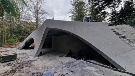 Cofragem para a realização de muros de dupla curvatura