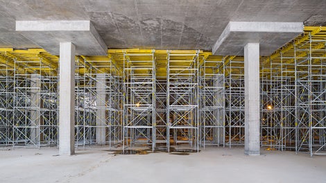 Для опалубливания перекрытий на высоте 8 м использовался комплект балочной опалубки MULTIFLEX на несущих лесах ST 100 и PERI UP Rosett. Несущие башни размером 1,5 х 1,5 м и высотой около 6 м собирается 2-мя рабочими за 15 минут.