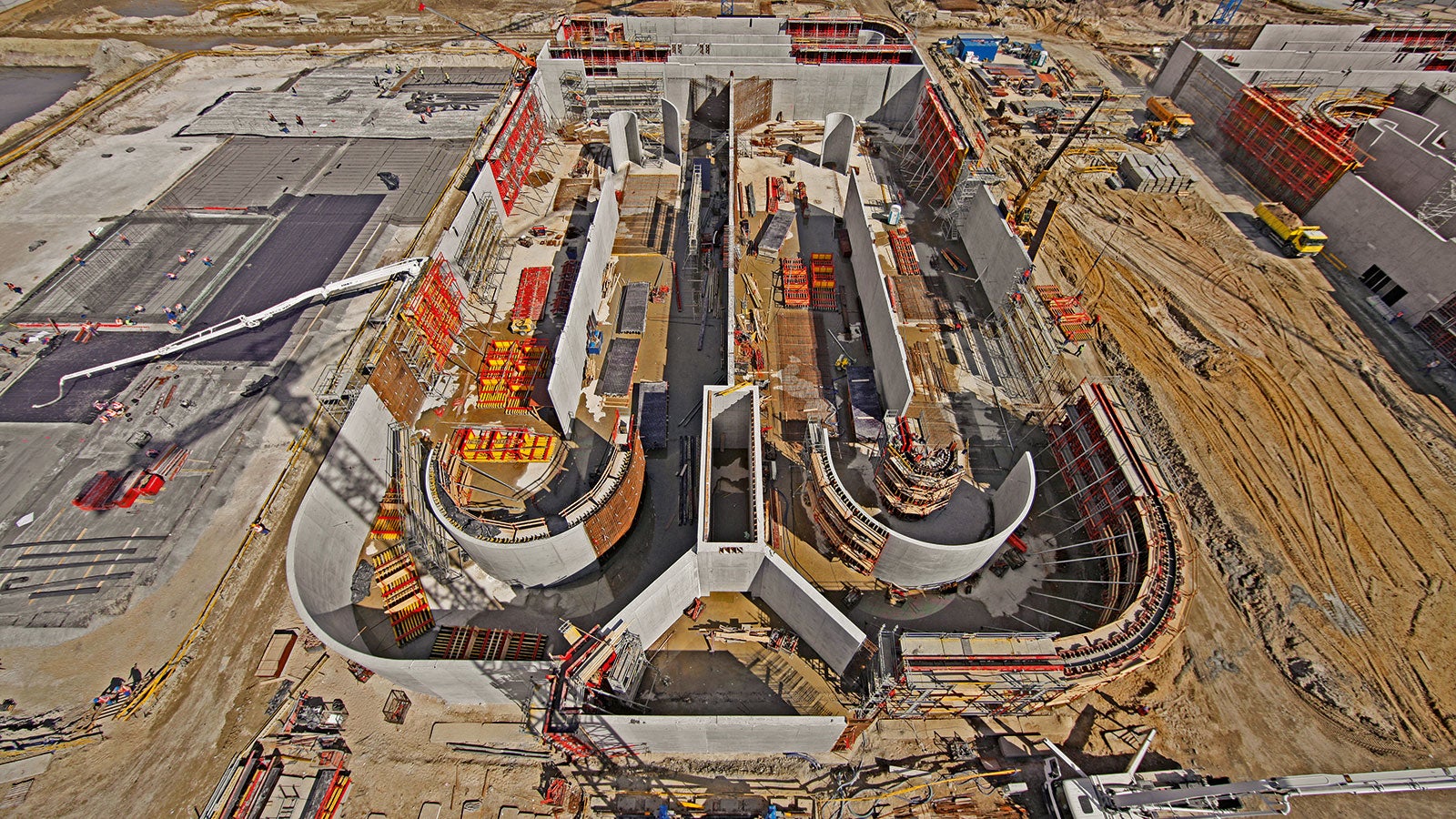 Rozbudowana oczyszczalnia ścieków w Czajce charakteryzuje się złożonymi, indywidualnymi konstrukcjami o imponujących wymiarach.