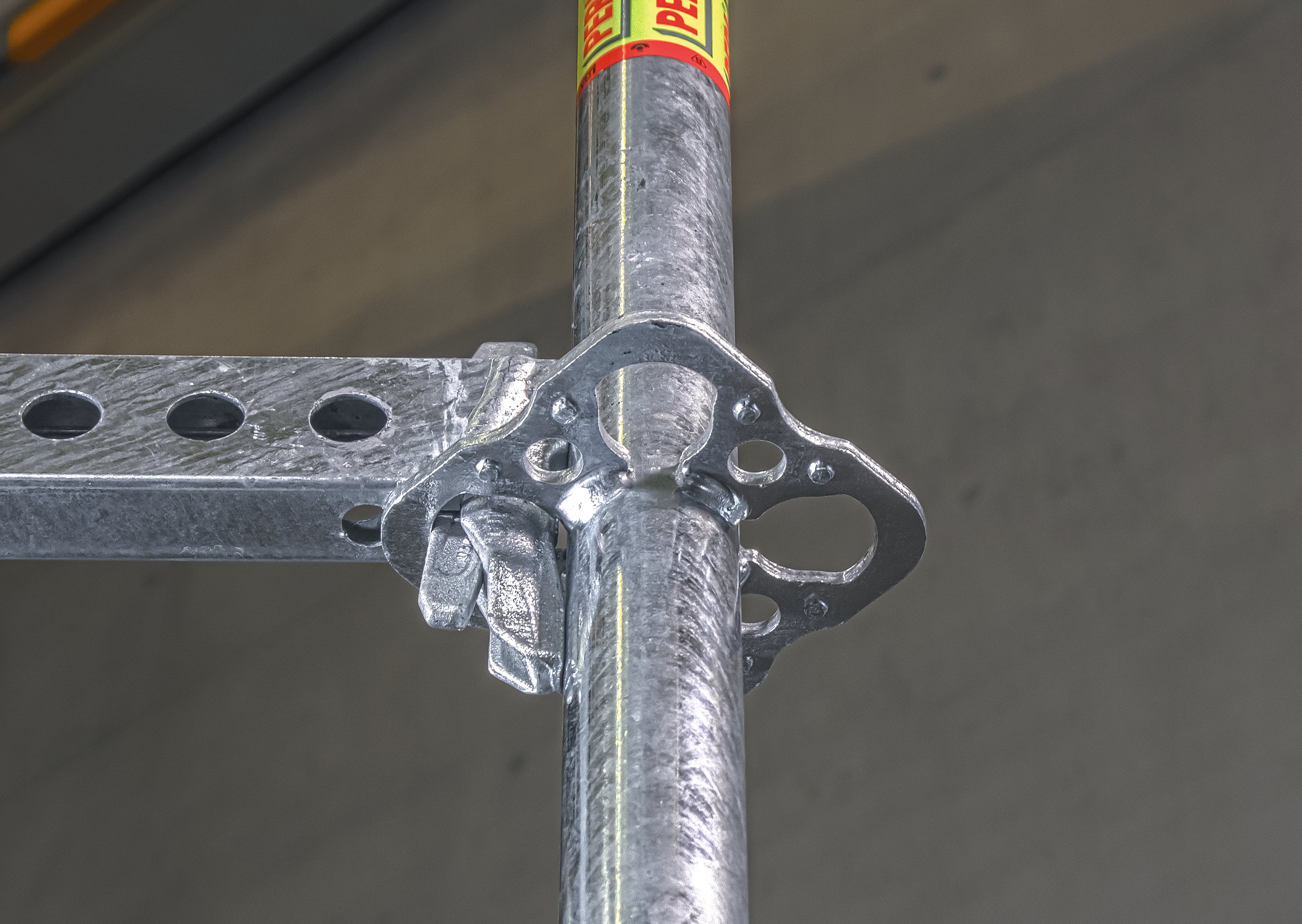 Lors de la bauma 2019, PERI a présenté en avant-première la deuxième génération du nouveau système d'échafaudages PERI UP : grâce au développement de nouveaux composants principaux, une réduction du poids allant jusqu'à<br/>- 20 % a pu être réalisée, avec la même capacité portante.<br/>