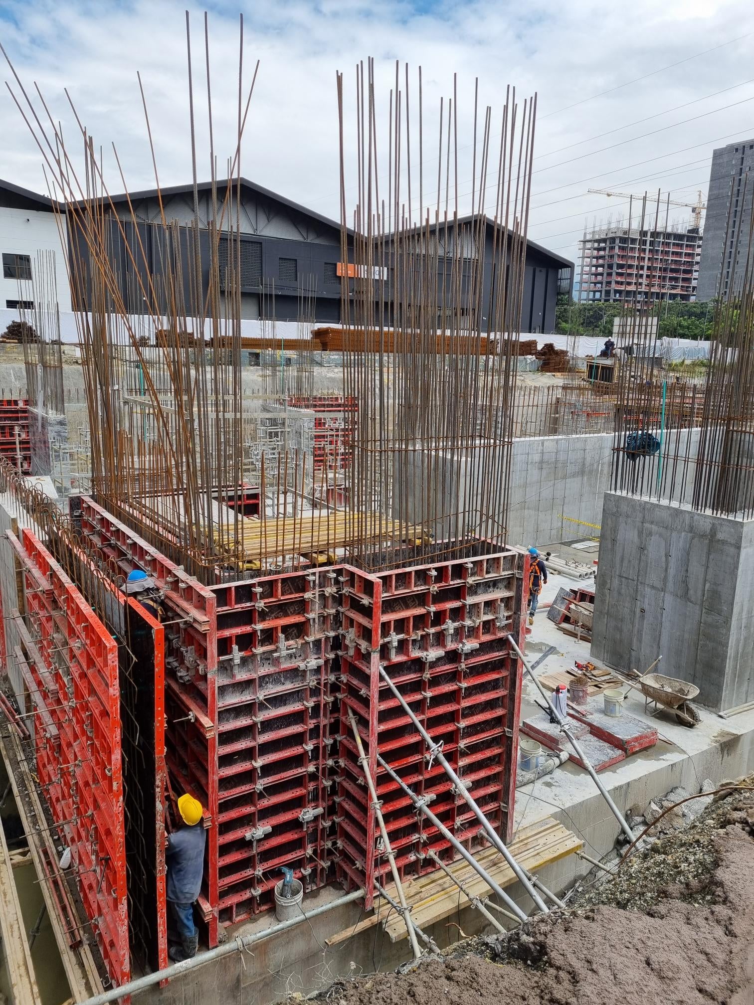 Sistema de encofrado LIWA para muros y pantallas.