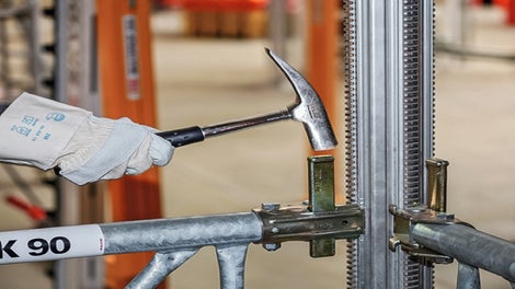 Une connexion par pince à l&#039;aide d&#039;un marteau et un positionnement des cadres adaptés selon la charge à reprendre.